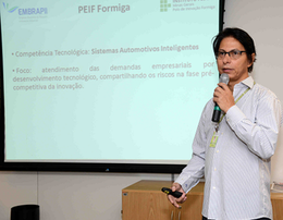 Professor Fábio durante apresentação